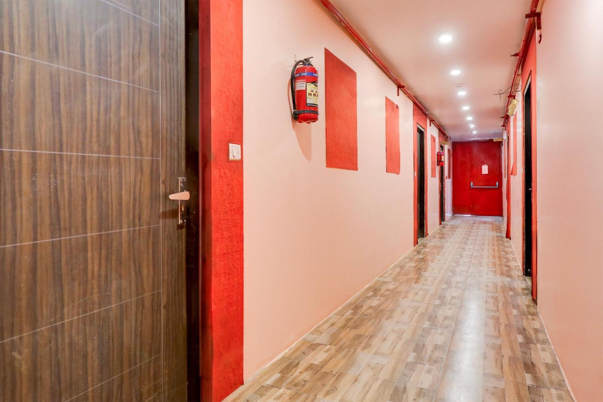 Super Hotel O S J Residency Делхи Екстериор снимка